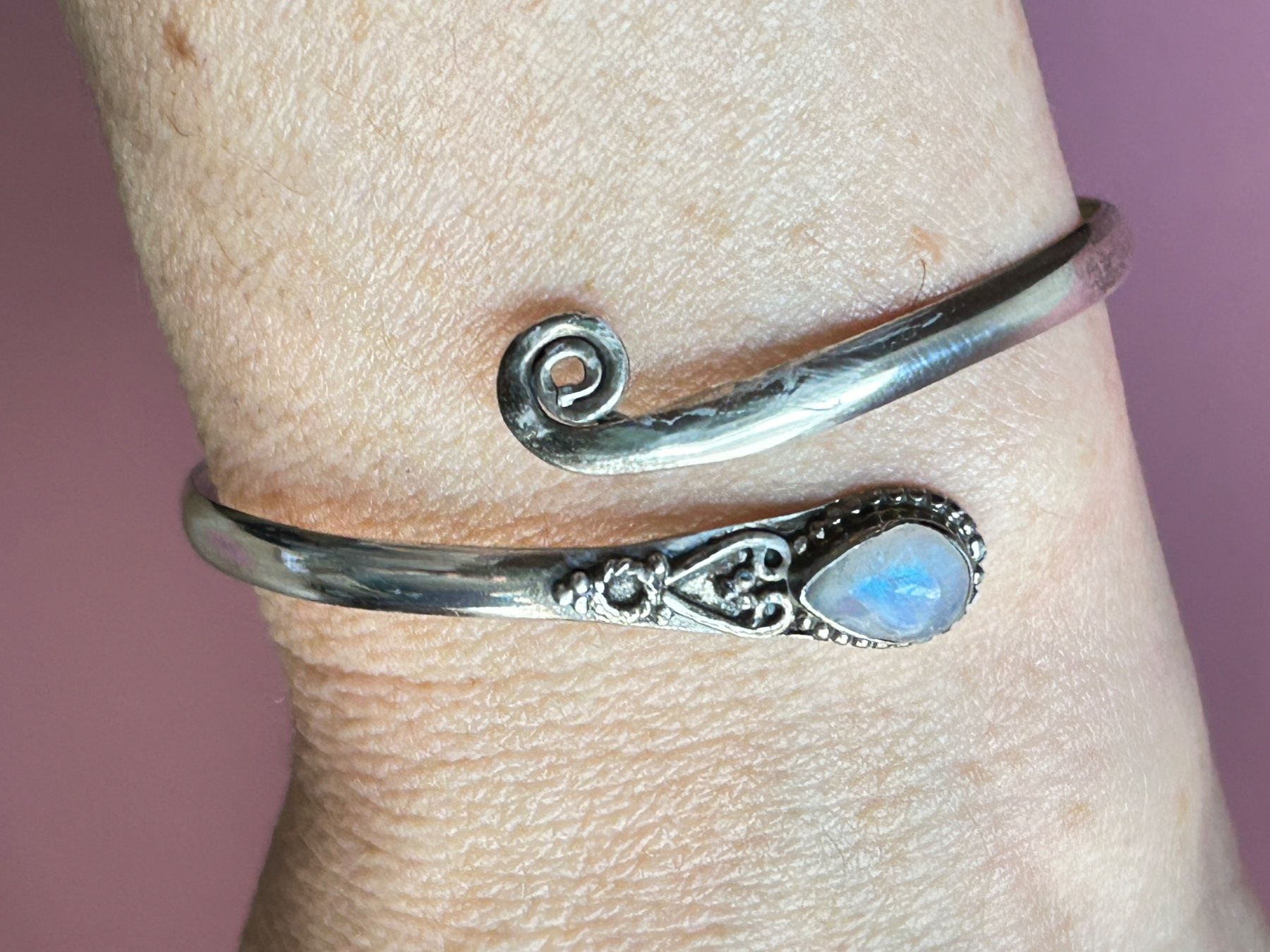 Bracciali & Braccialetti: Silber Armreif mit Mondstein, elegant & modern Grösse S/M – Usato da Dittingen venduto da Bijoubelle