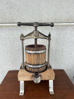 Alte, charmante Weinpresse / Obstpresse - Herbstdeko!