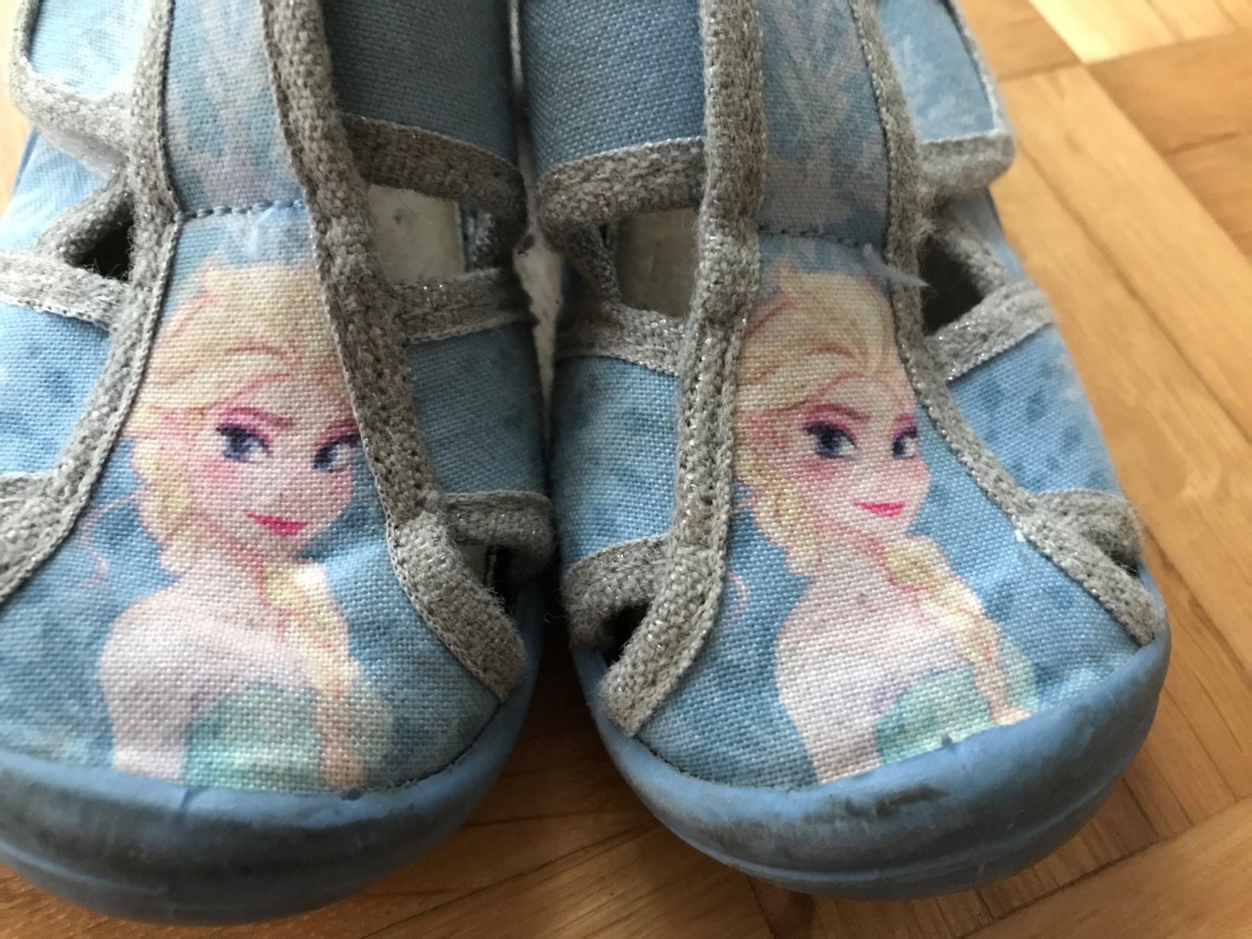Scarpe per ragazze: Finken mit Frozen Elsa Grösse 26 hellblau – Usato da Emmenbrücke venduto da Hathor123 1