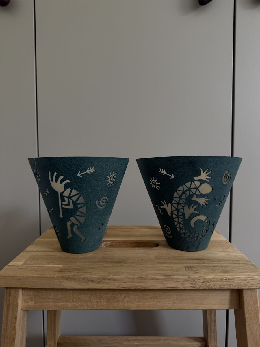 Tutte le decorazioni: 2x Vasen mit Kokopelli und Echsenmotiv – Usato da Neuhaus SG venduto da cynlo