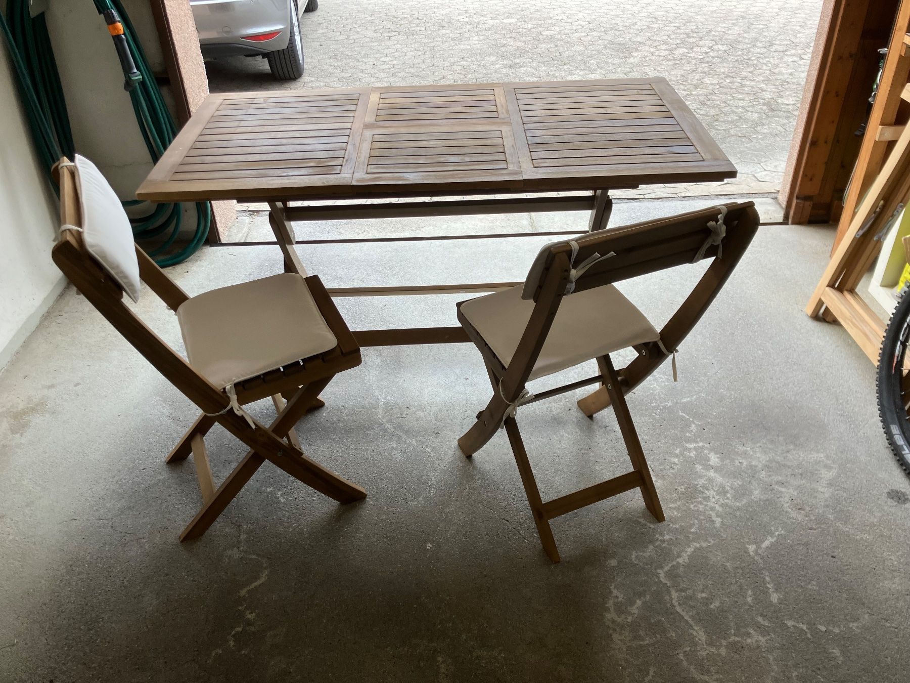 Johann Jakob Tischset: kleiner Balkon- oder Gartentisch aus Holz mit zwei Stühlen – Gebraucht aus Seewis-Schmitten von jon_qx57 4
