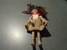 Puppe aus Fäden, braune Haare/beiger Rock