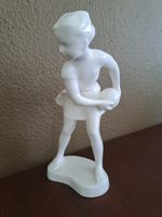 Porzellan Figur "Mädchen mit Ball" Made in Czechoslovakia