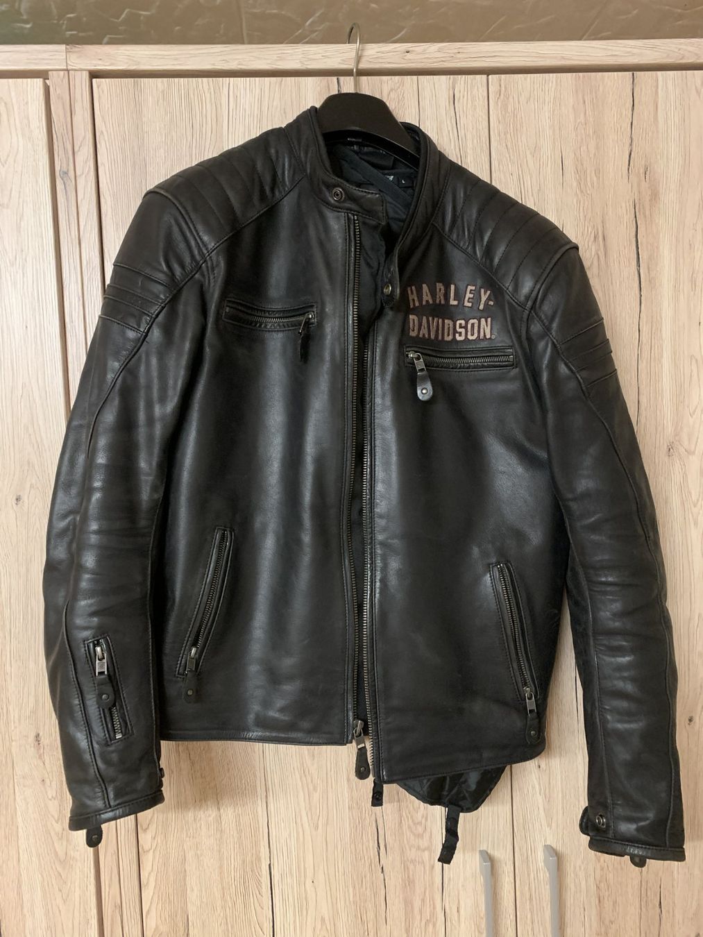 Harley-Davidson Jacken: Harley Davidson Herren Lederjacke, Grösse L, schwarz/rot – Gebraucht aus Böckten von Jolu