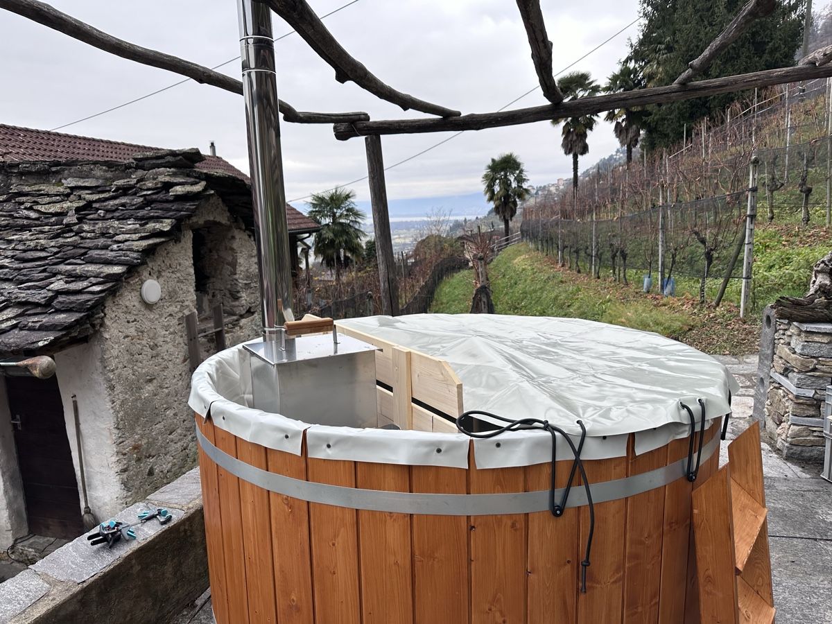 Whirlpool: Hotpot mit Holzofen und Deckel – Usato da Utzigen venduto da mar_9tv5 3