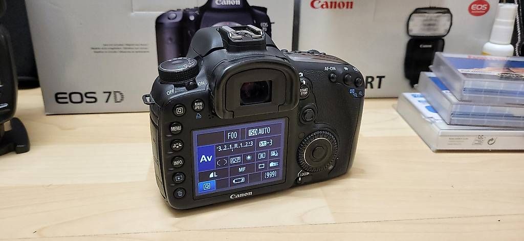 Canon Fotocamera: Canon 7D mit viel zubehör – Usato da Geroldswil venduto da Car-HiFi-Performance 1