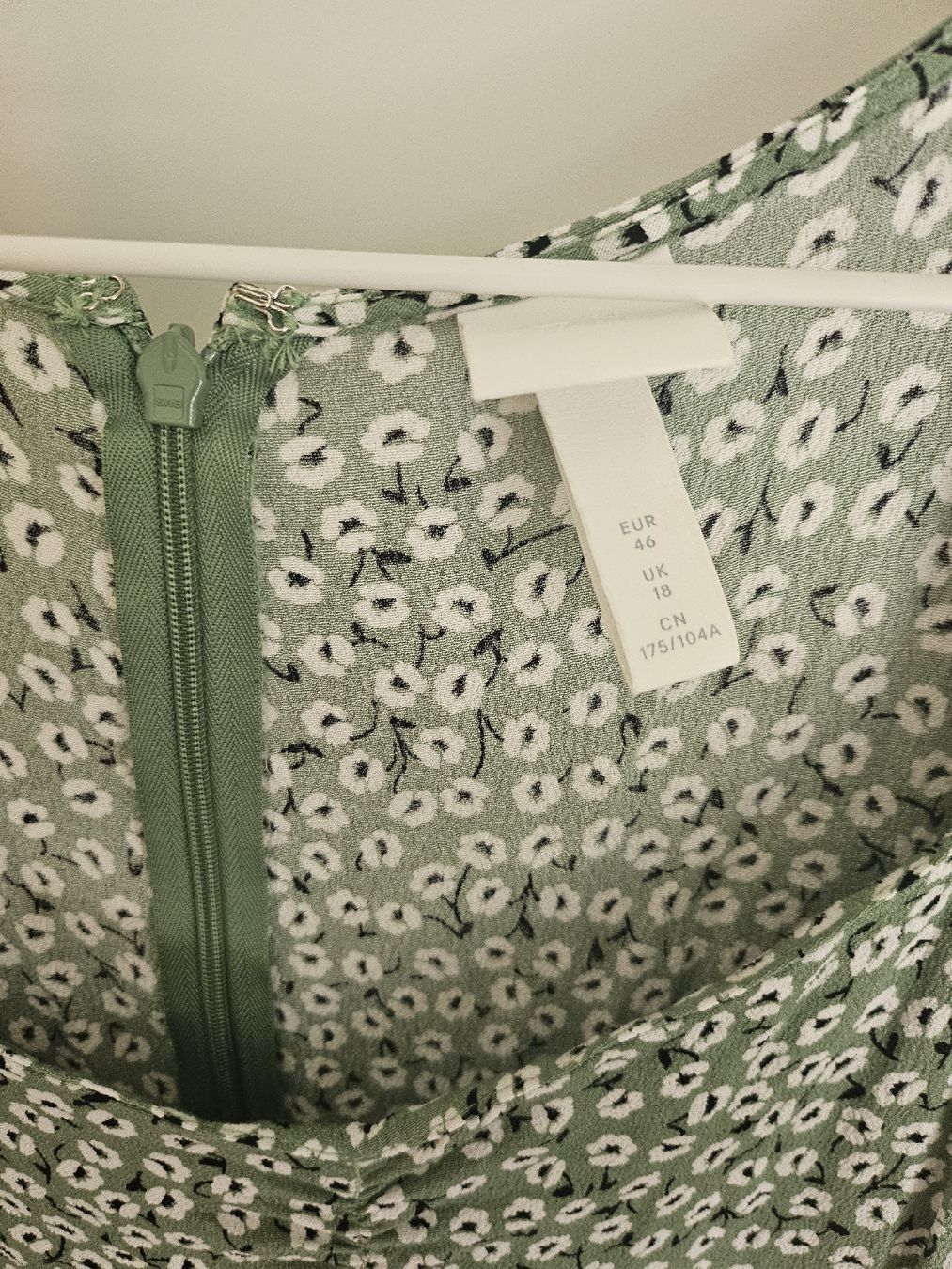 H&M Kleider: grünes Blumenkleid gr.44 H&M – Gebraucht aus Allschwil von na.wi.90 3