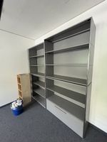 Riesiges Sortiment an Büro Blechmöbeln, Tischen und Stühlen
