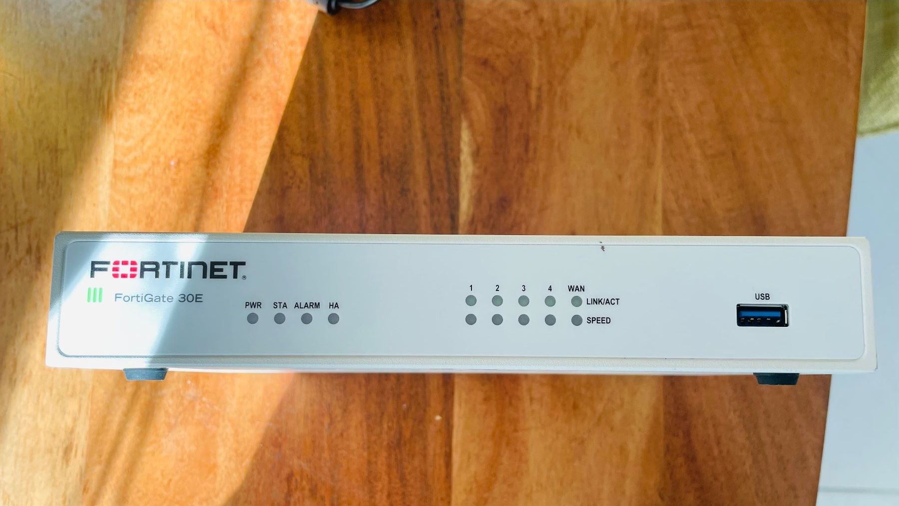 Fortinet Firewall: FortiGate 30E Firewall mit original Netzteil – Usato da Lyss venduto da Katai 2