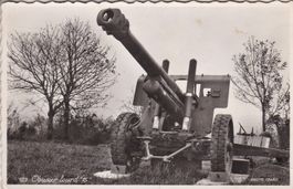 Artillerie- 15 cm Haubitze in Stellung.