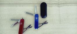 2 Victorinox Taschenmesser rot und blau 