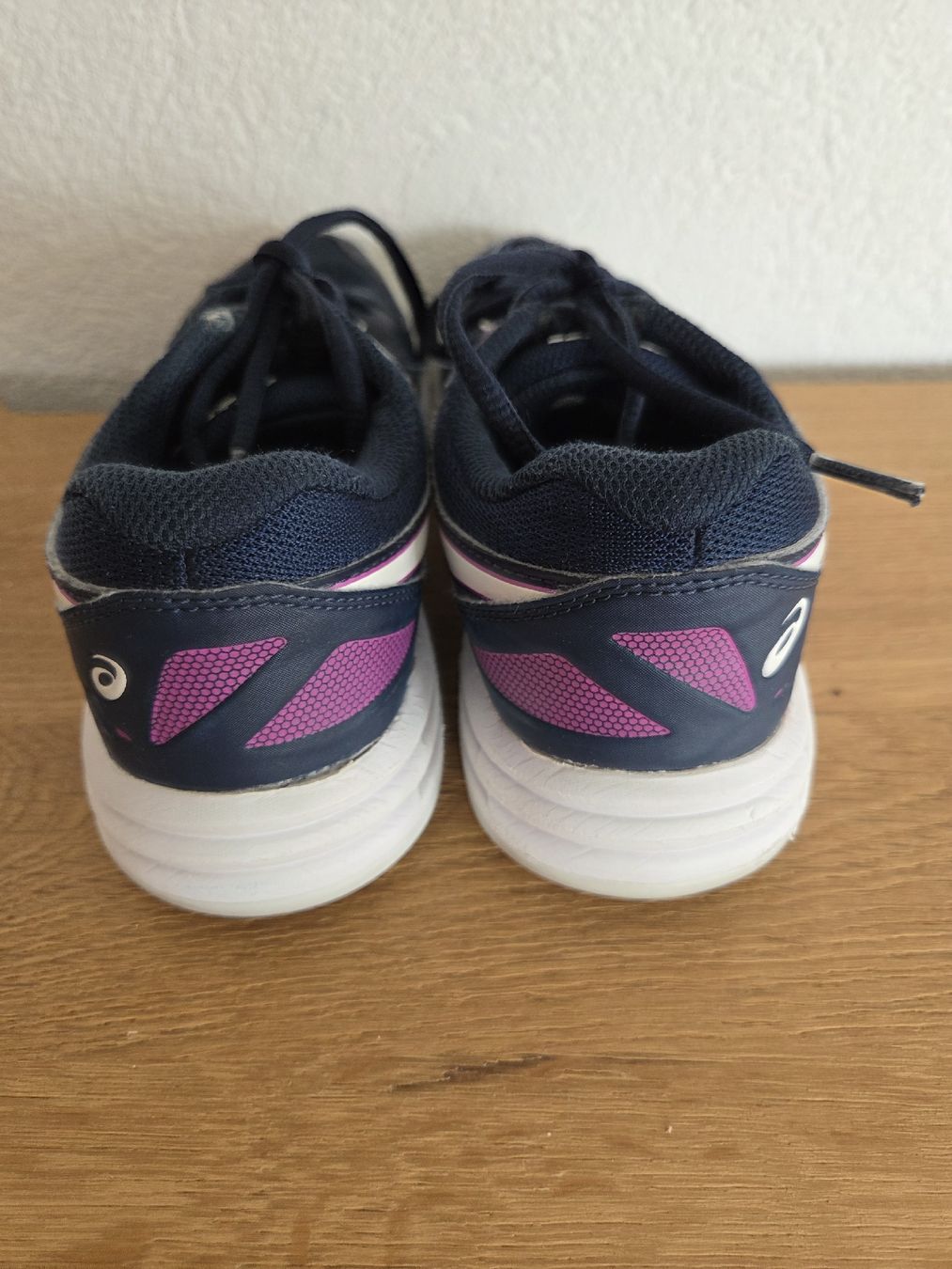 Asics Schuhe für Jungen: Hallenschuhe Asics Upcourt 4 Gr.36 – Gebraucht aus Zollbrück von Huki1 1
