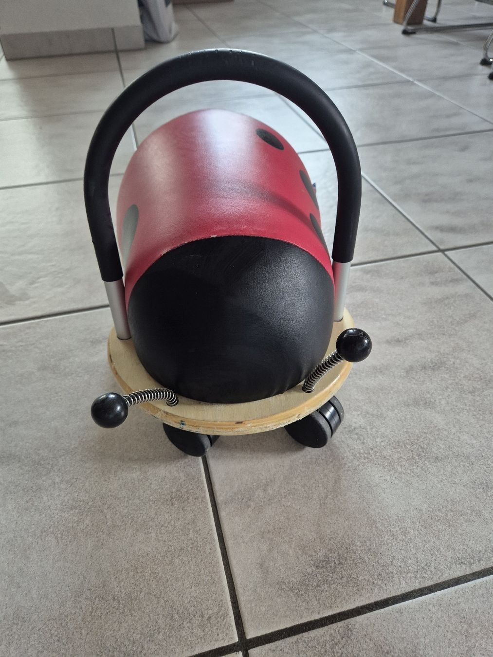 Fahrzeuge für Kinder: Laufrad Marienkäfer The Original Wheely Bug mit Griff – Gebraucht aus Sarmenstorf von Vitruvian1516 1