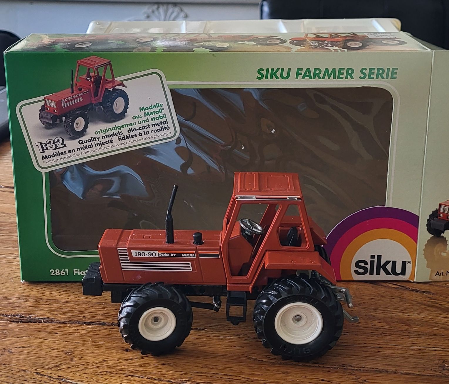 Siku Kit di modellismo & Modellini statici: Siku Traktor Farmer Serie 2861 Metall – Nuovo e nell'imballaggio originale da Kägiswil venduto da Megafi56