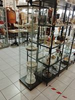 Schlichte Glasvitrine mit 3 Glastablaren