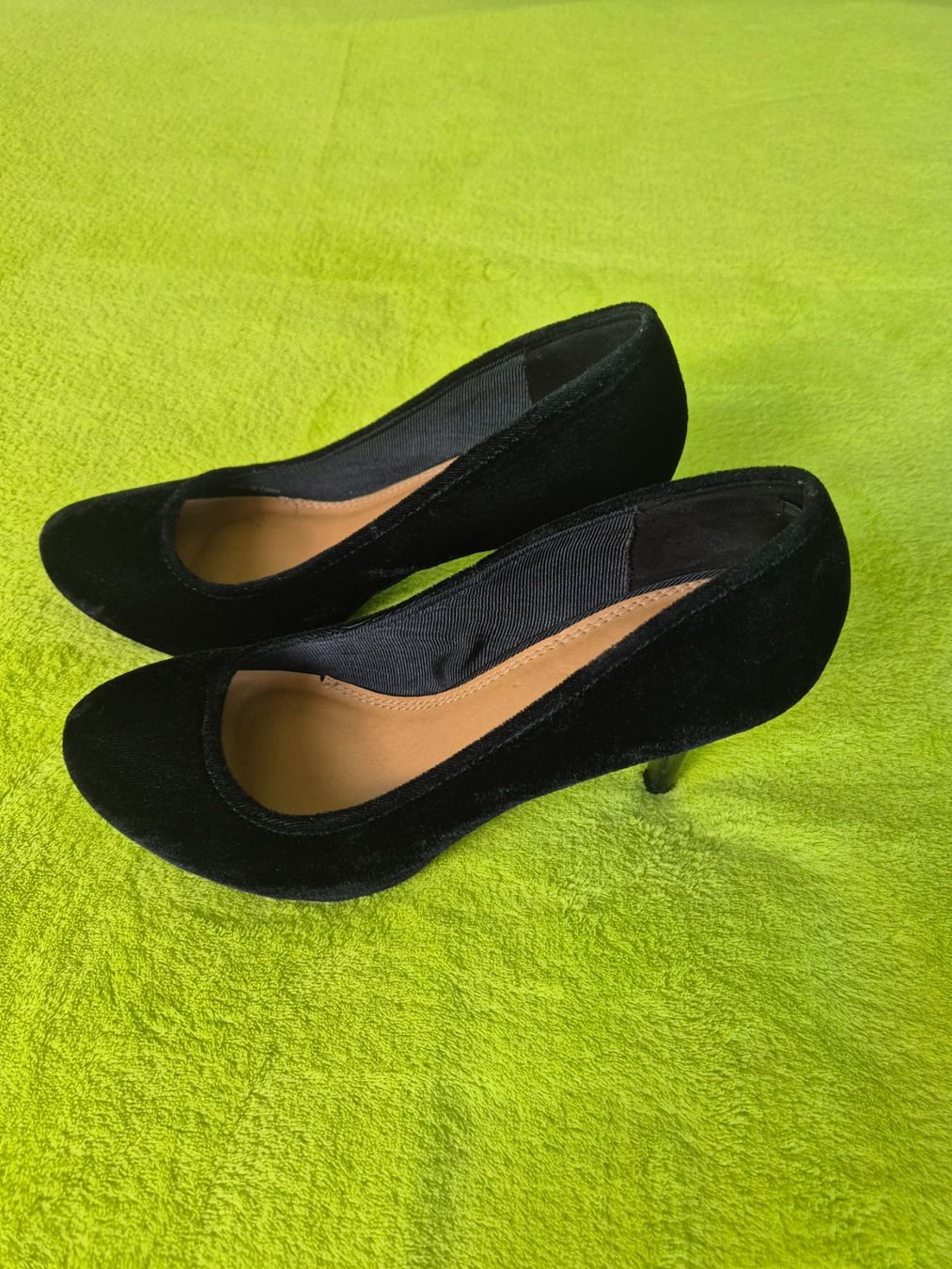 Scarpe da donna: Elegante Samt Pumps, Schwarz, Grösse 40 – Usato da Winterberg ZH venduto da Gemini63 1