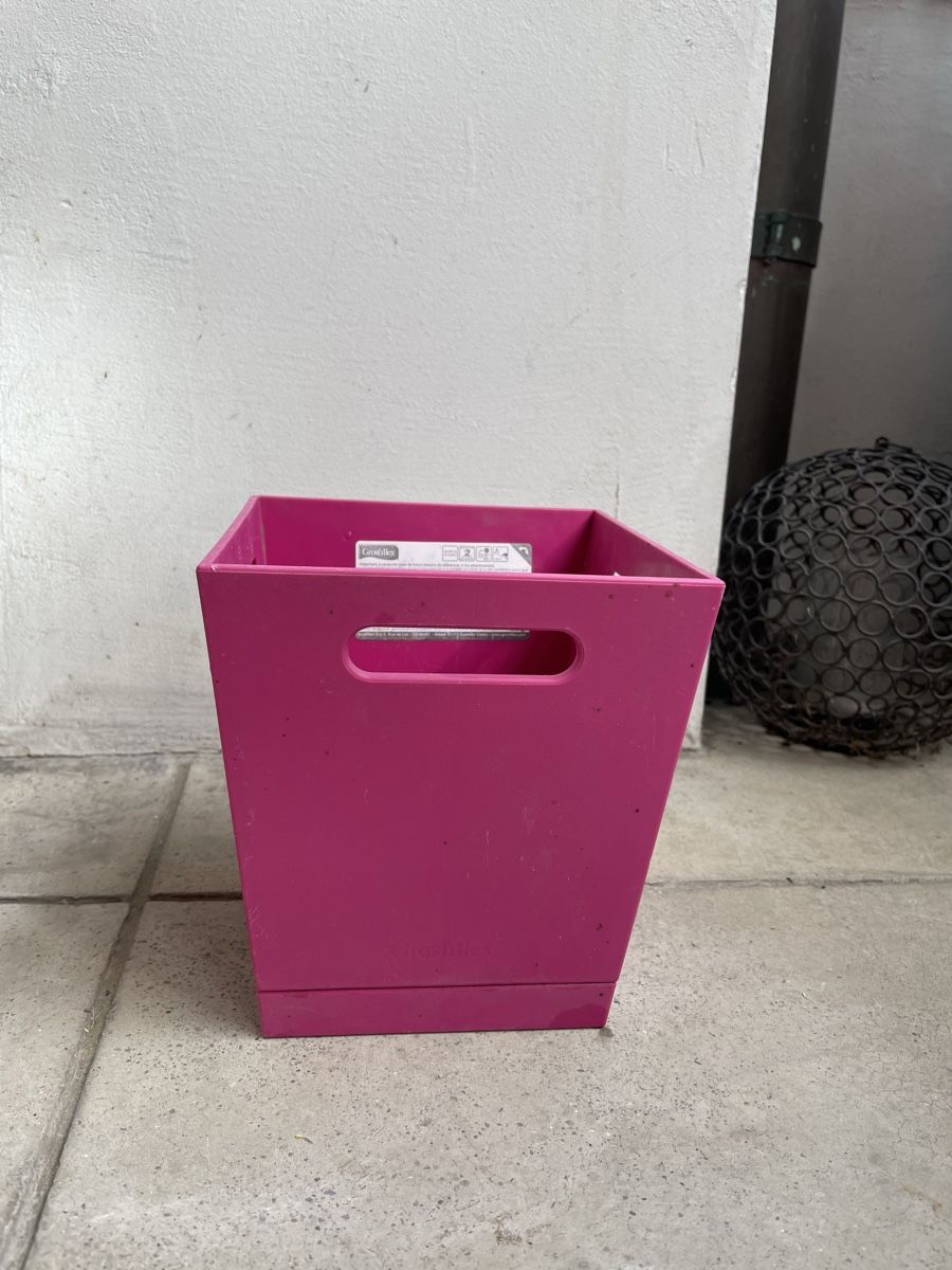 Pots de fleurs: Blumentopf Plastik pink – D'occasion à Zürich par lgu_zg6n