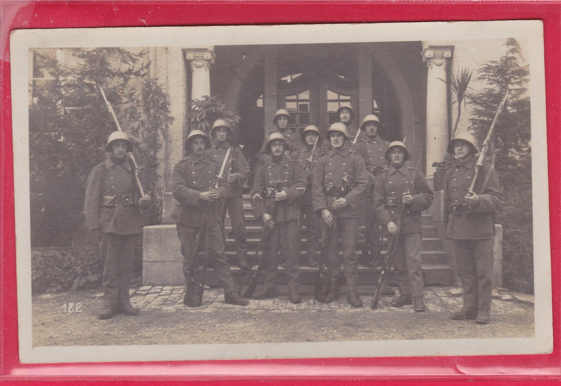 Cartoline postali: SOLDATEN VOR EINER KIRCHE – Usato da Oberrieden venduto da Gebirgsstelze