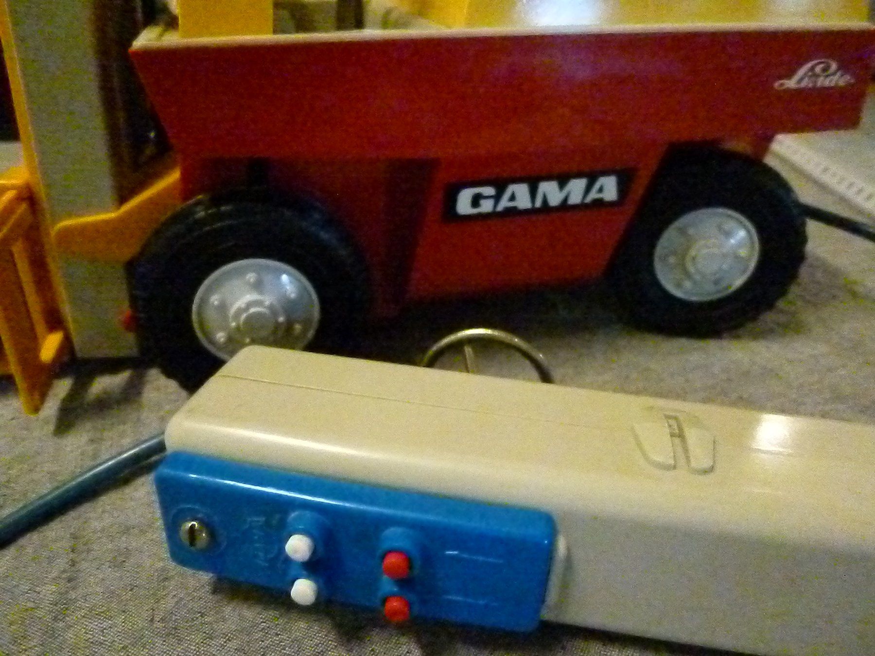 Gama Modellini d'auto: Gabelstapler "LINDE" uralt von GAMA - L.30cm "Fernsteuerung" – Usato da Reiden venduto da Aston2 2