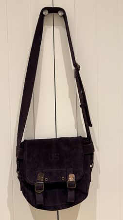 Sac besace Rockmafia cuir velours aubergine style militaire 