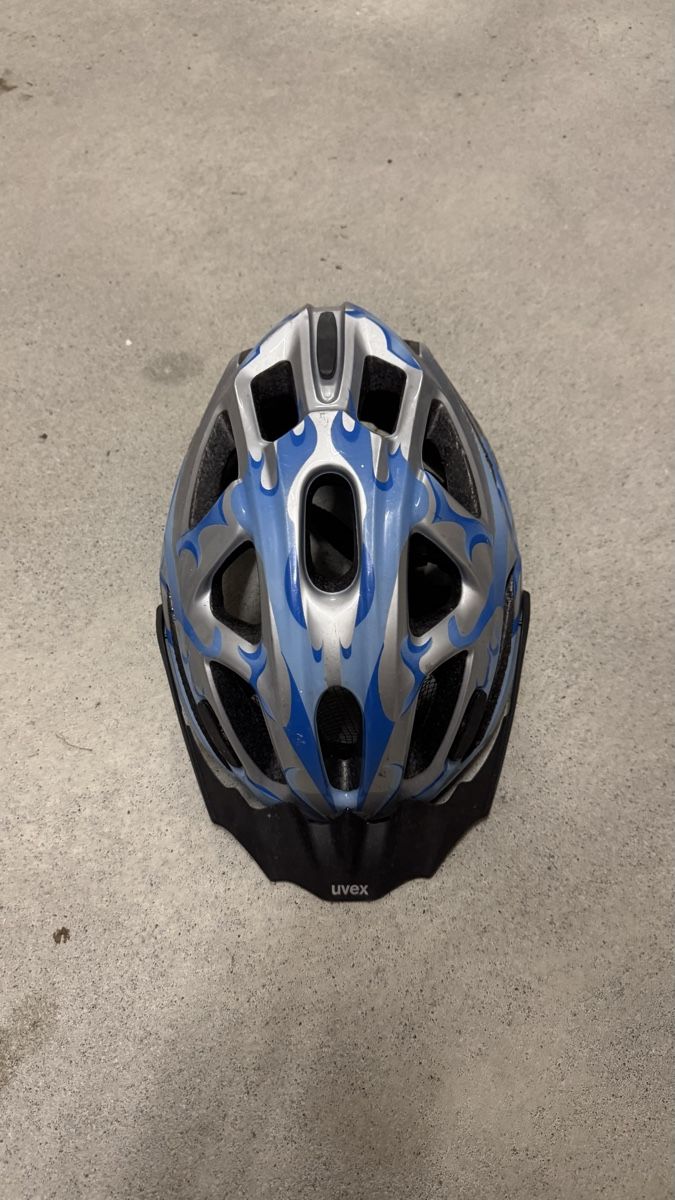 Caschi: Uvex bicycle helmet blue silver good condition – Usato da Winterthur venduto da Kevin.Prandini 1
