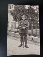 Soldat mit Säbel und Uniform, um ca. 1915