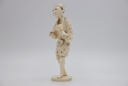 Antike Skulptur Mann mit Padel Bein Japan Netsuke Signiert!
