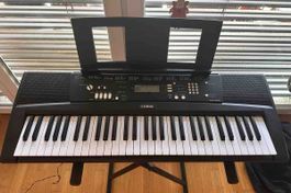 Yamaha EZ-220 Keyboard mit Ständer