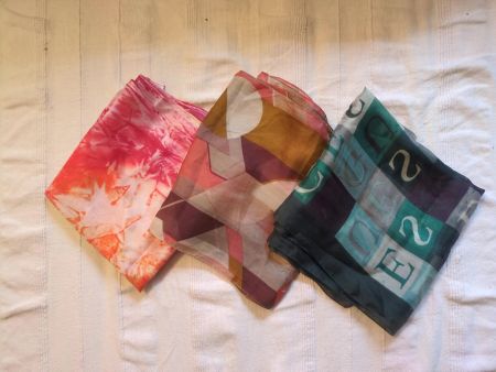 Drei rechteckige Foulards aus 100% Seide