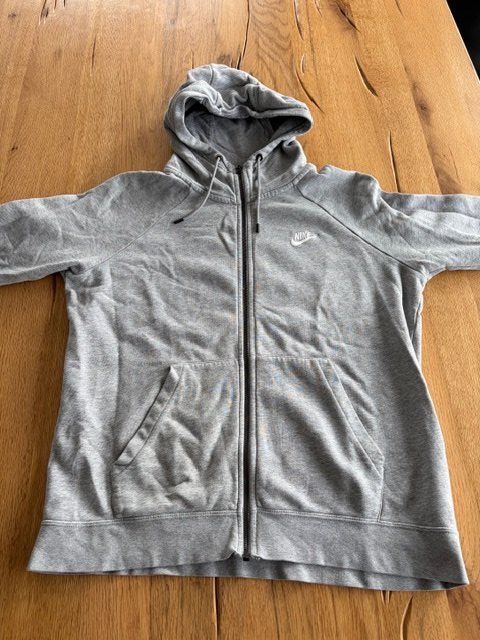 Nike Jacken: Nike Zip-Hoodie Grau, Grösse L – Gebraucht aus Hohenrain von Kiendan 1