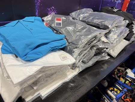 Kleiderpaket (T-Shirt, Polo, Jacke, Hose)