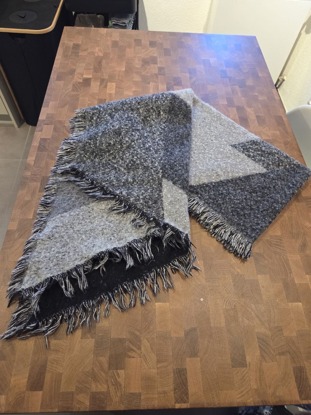 Foulard & Sciarpe: Warmer grosser Schal, Grau-Schwarz mit Fransen – Usato da Oberengstringen venduto da ina_5xrj