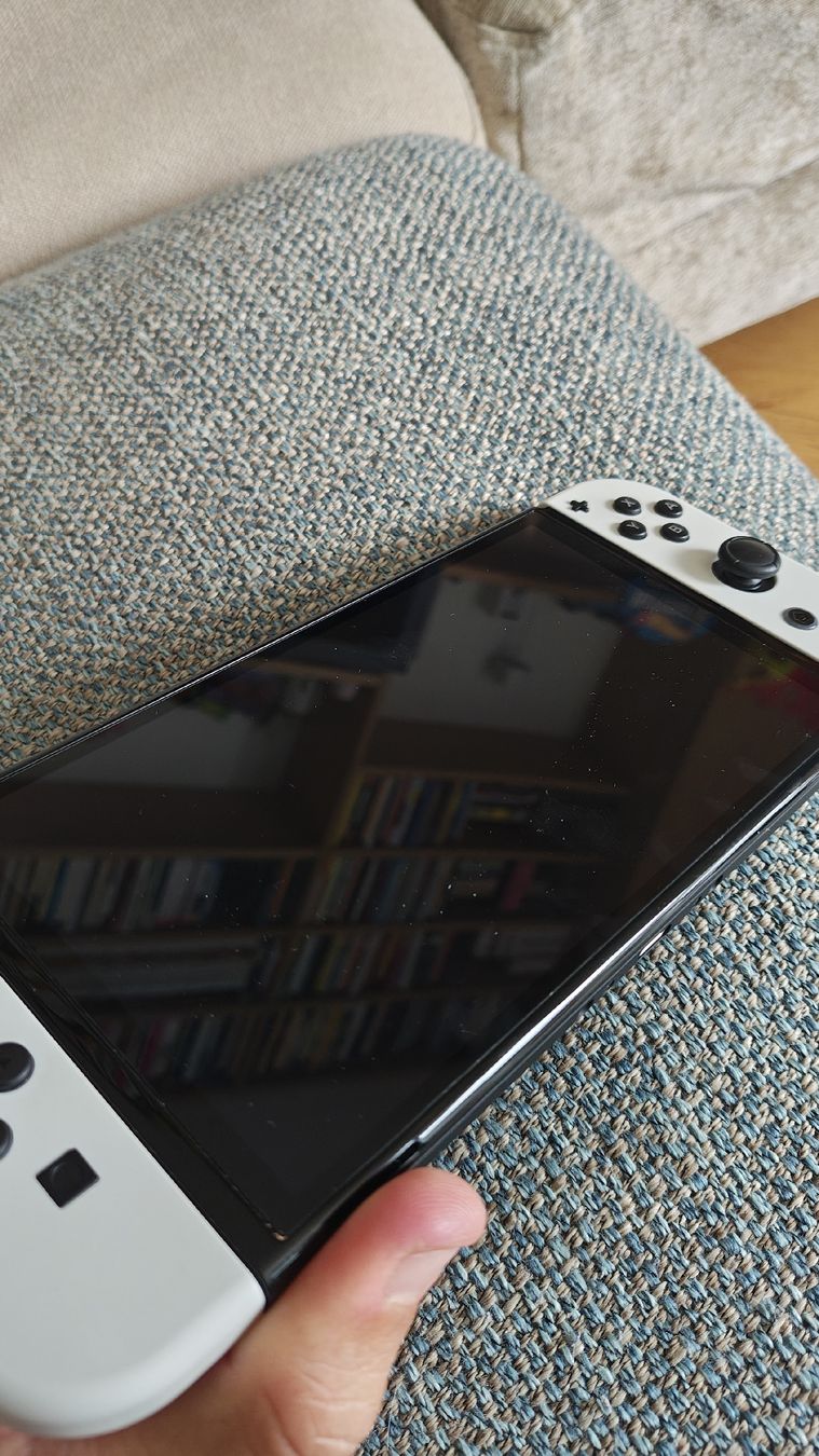 Nintendo Console: Nintendo Switch OLED Weiss + Etui AB 1 CHF – Usato da Montagnola venduto da mattbert86 3