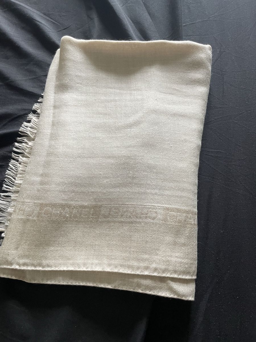 Foulards, Tücher & Schals: châle Chanel beige cachemire et soie – Neu (gemäss Beschreibung) aus Neuchatel von mar_9blm 2