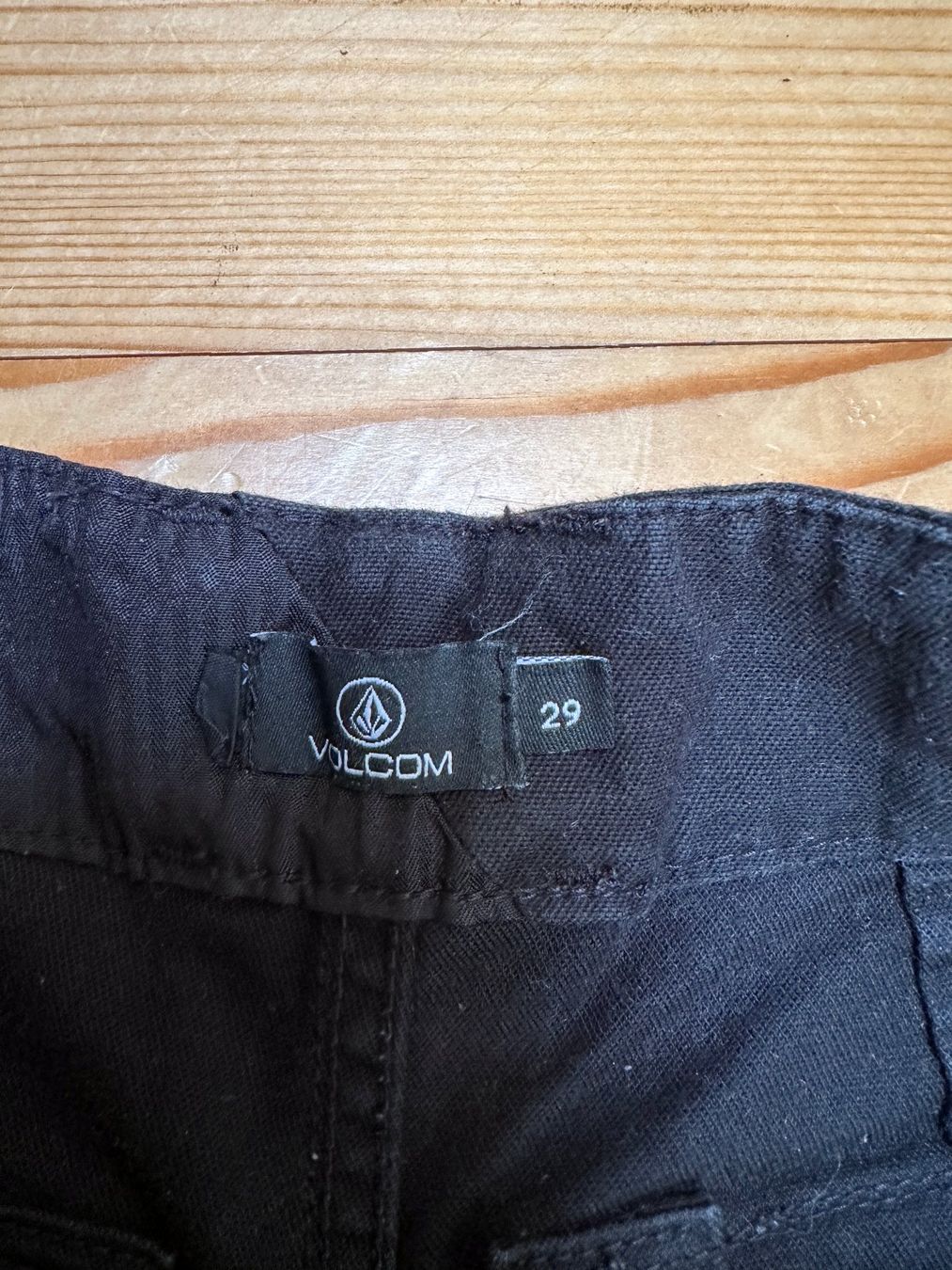 Volcom Pantaloni: Volcom Hose Stoff schwar Grösse 29 – Usato da Gümmenen venduto da FelizitasHermann 4