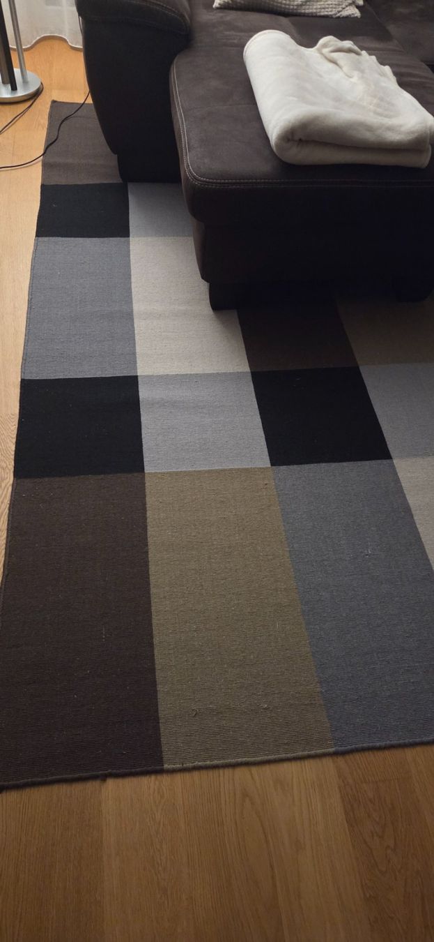 IKEA Wollteppich gross (250 x 350 cm) mit modernem Karomuste (Gebraucht) in Wittenbach für CHF 30 – nur Abholung auf Ricardo kaufen
