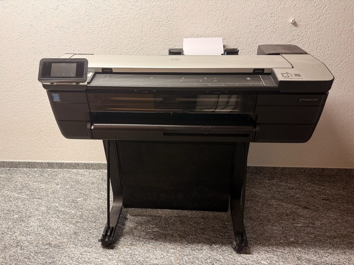 Hewlett Packard Stampanti: HP Designjet T830 Scan Plotter wie neu – Usato da Bern venduto da Xtr3me 1