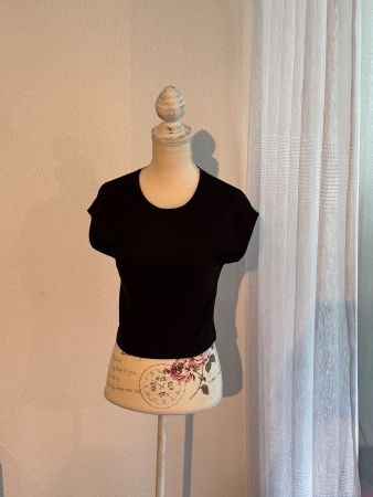 Schickes, kurzes, schwarzes Crop Top, ideal für den Sommer!