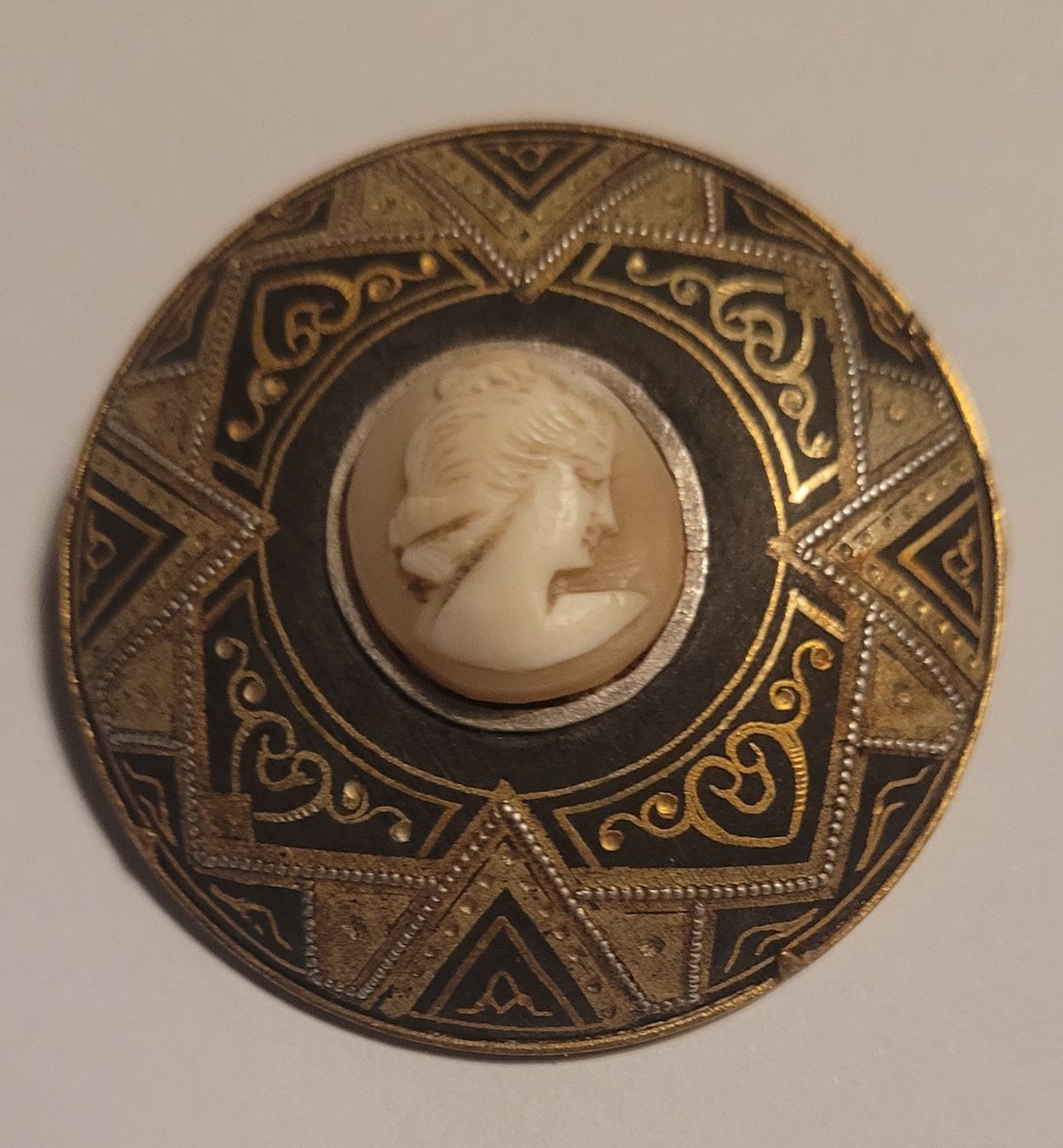 Broschen & Nadeln: Broche ancienne, camée, damassé, bijou – Gebraucht aus Vevey von lba_dd82