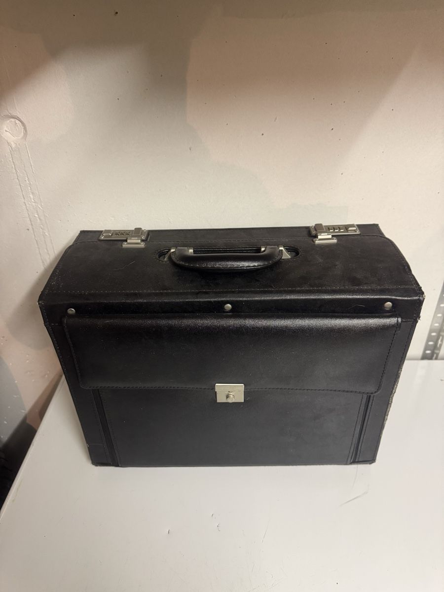 Valises & Sacs: Valigetta portadocumenti pelle nera con combinazione usato – D'occasion à Bäretswil par has_m87w 1