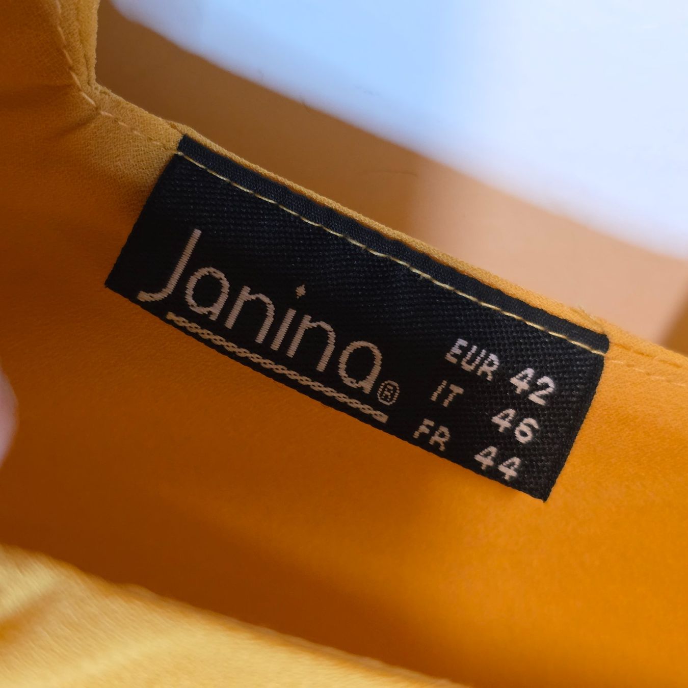 Blusen: Ockerfarbene Bluse mit Rückendetail Janina – Gebraucht aus Wald ZH von CapLux 4