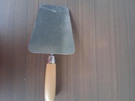 Maurerkelle / Spachtel mit Holzgriff