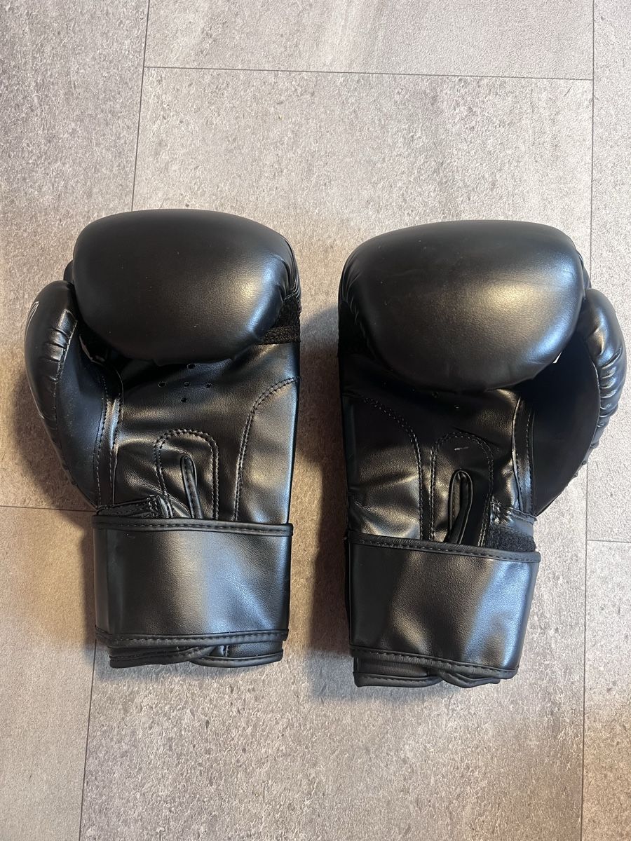 Gants & mitaines : Boxhandschuhe Throwdown 10oz – D'occasion à Pfäffikon SZ par Gschmois26 1