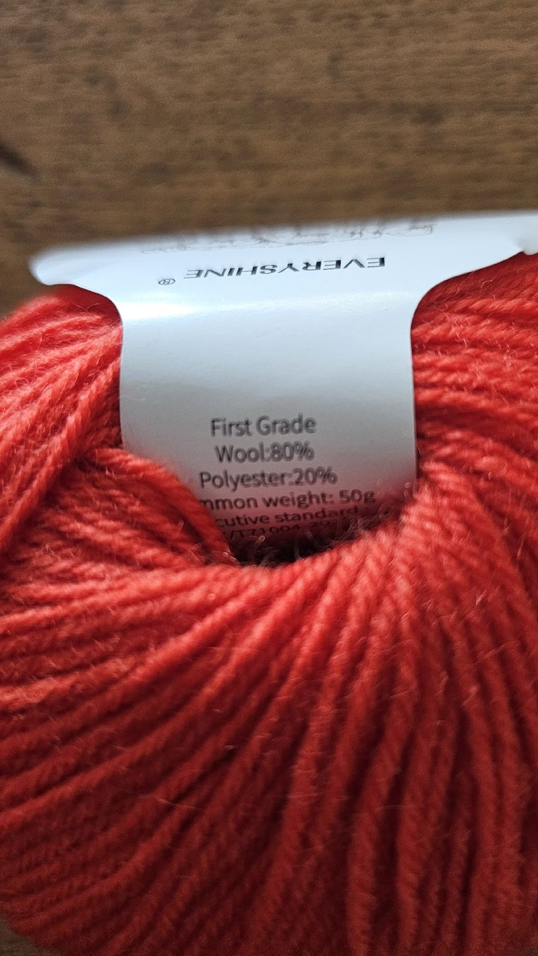 Lana: rote, wunderschöne und weiche Wolle – Nuovo e nell'imballaggio originale da Fehraltorf venduto da lisam16