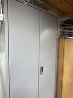 Grauer Metallschrank (2 Türen)