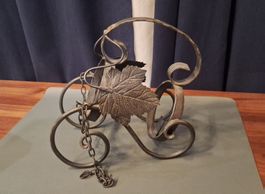 Flaschenhalter Metall Weinreben Design mit Kette