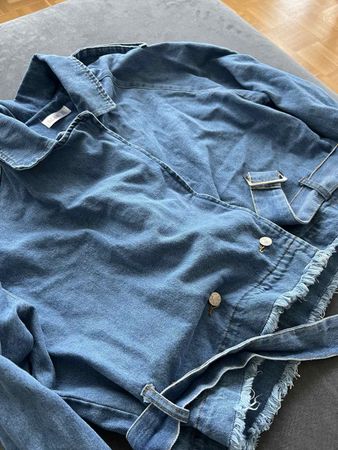 Jeansjacke mit Gürtel - Perfekt für den Übergang!