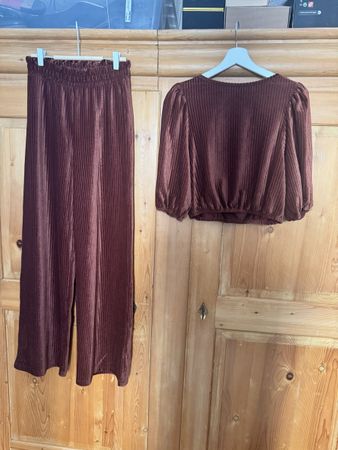 Damen bequemes Set Hose und Oberteil gerippt braun