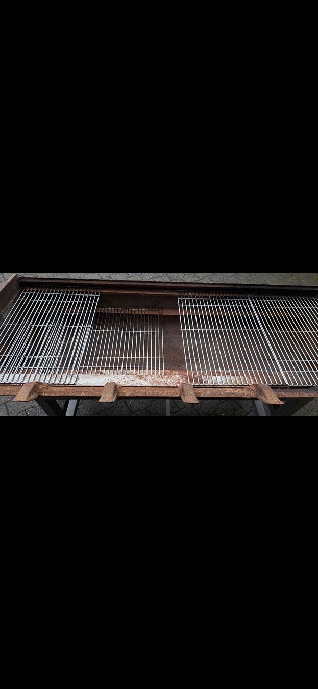 Griglie: Grill Baggerschaufel mit untergestell – Usato da Knonau venduto da Roli1974 1