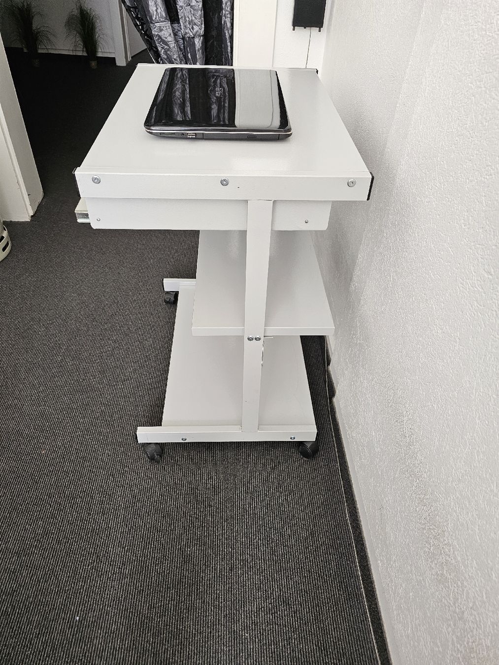 Tables: À vendre : table d'ordinateur en métal. – Neuf (Voir description) à La Chaux-de-Fonds par gpm_2tym 5